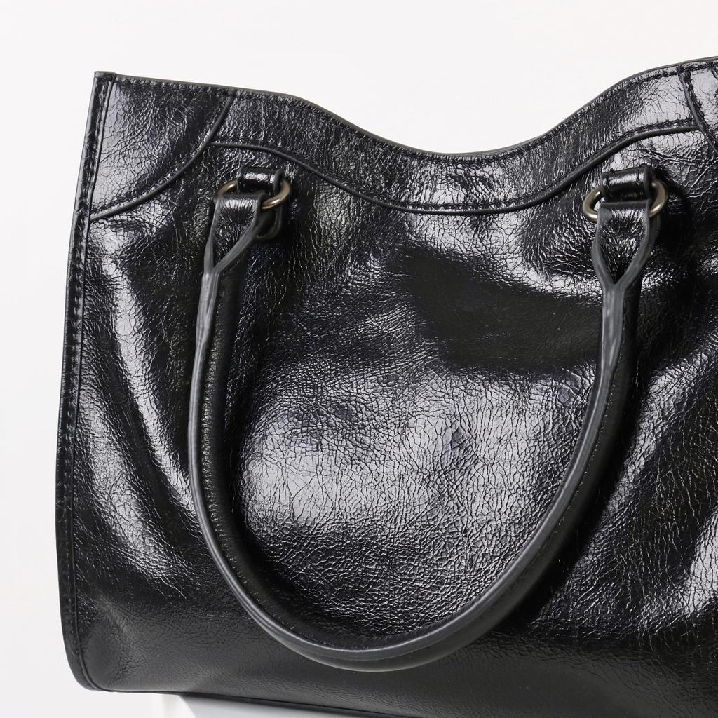2025 New Fashionable Style Top Layer Cowhide Casual Rivet Niche Korean Version Crossbody Bag High-end Feeling Motorcycle