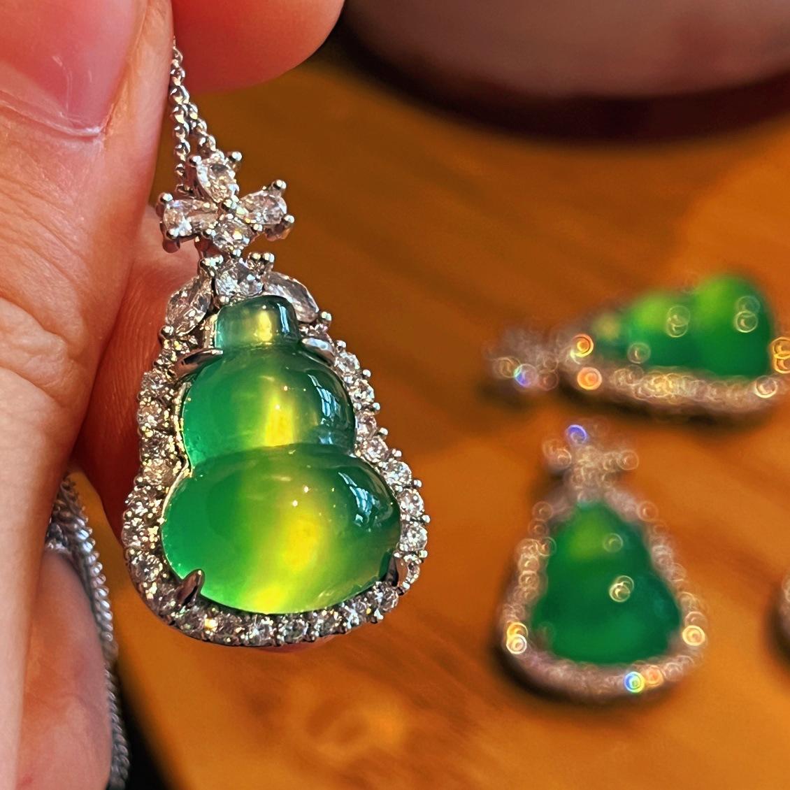 

Full Green Yang Green Natural Agate Green Chalcedony Pendant Female Gourd Pendant, Real Shot Fidelity