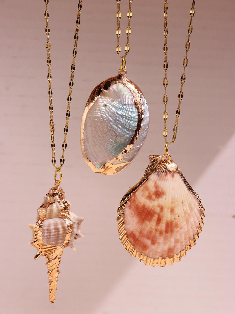 Retro Gold-Tone Shell Pendant Necklace Unique Layered DIY Fashion Jewelry for Women Perfect for Beach Vacations Gift Idea