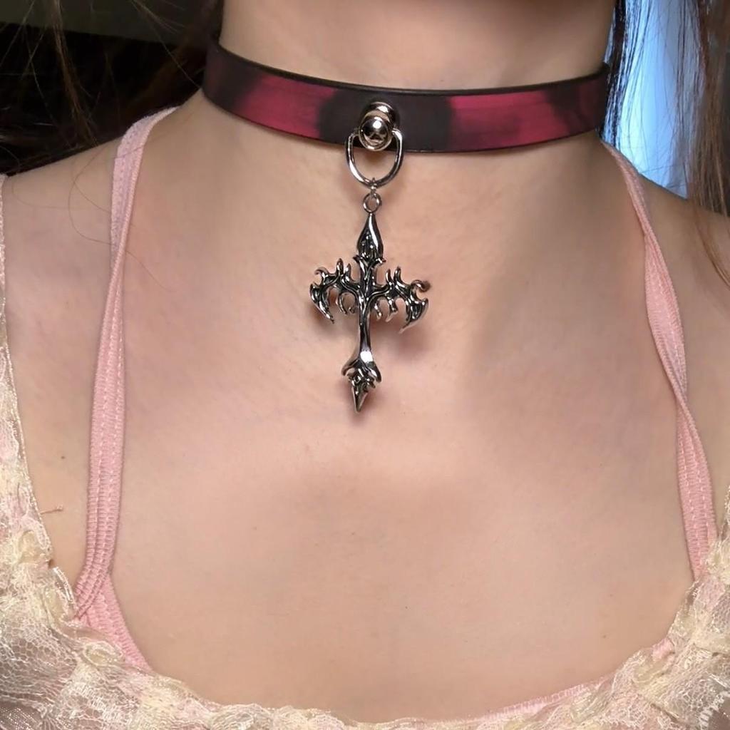 Chique Pittige Meisje Leren Bel Choker Ketting – Uniek Minderheidsontwerp