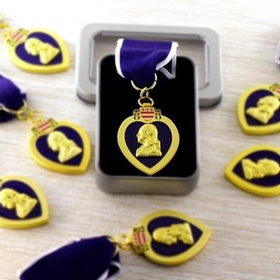 Spilla con distintivo metallico con medaglia a cuore viola danneggiata dalla medaglia d'onore militare degli Stati Uniti