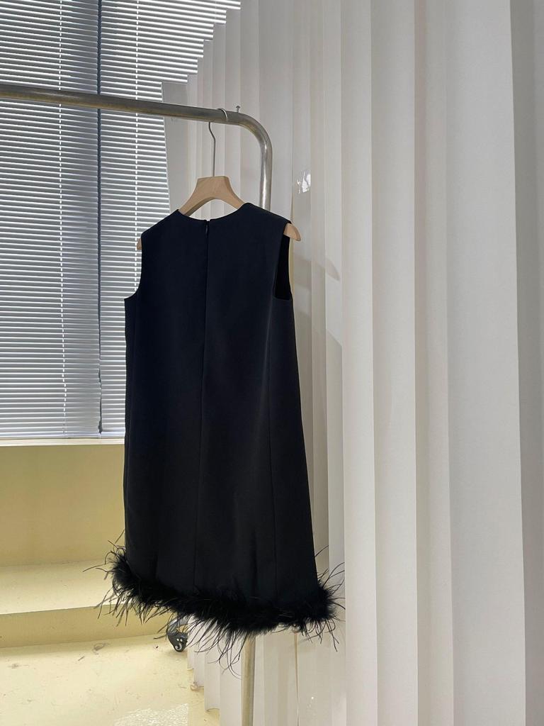 2023 Hepburn-Style Black Sleeveless Dress with Ostrich Feathers for Summer