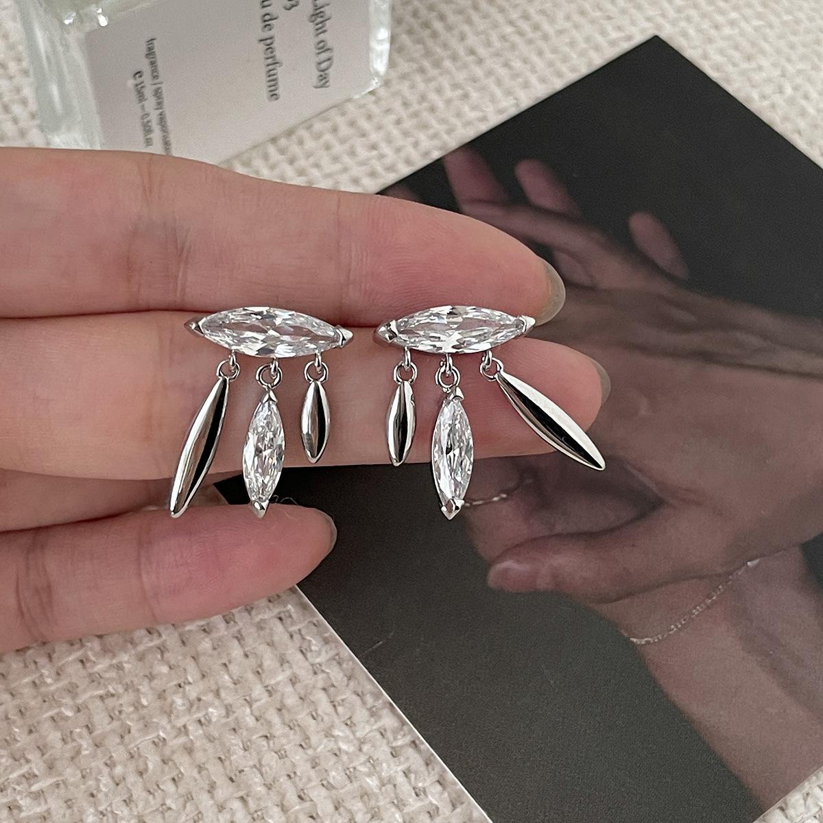 

Персонализированные модные серьги-гвоздики из циркония для женщин, нишевые высококачественные серьги с бахромой нейтрального ветра, простые модные новые серьги copper