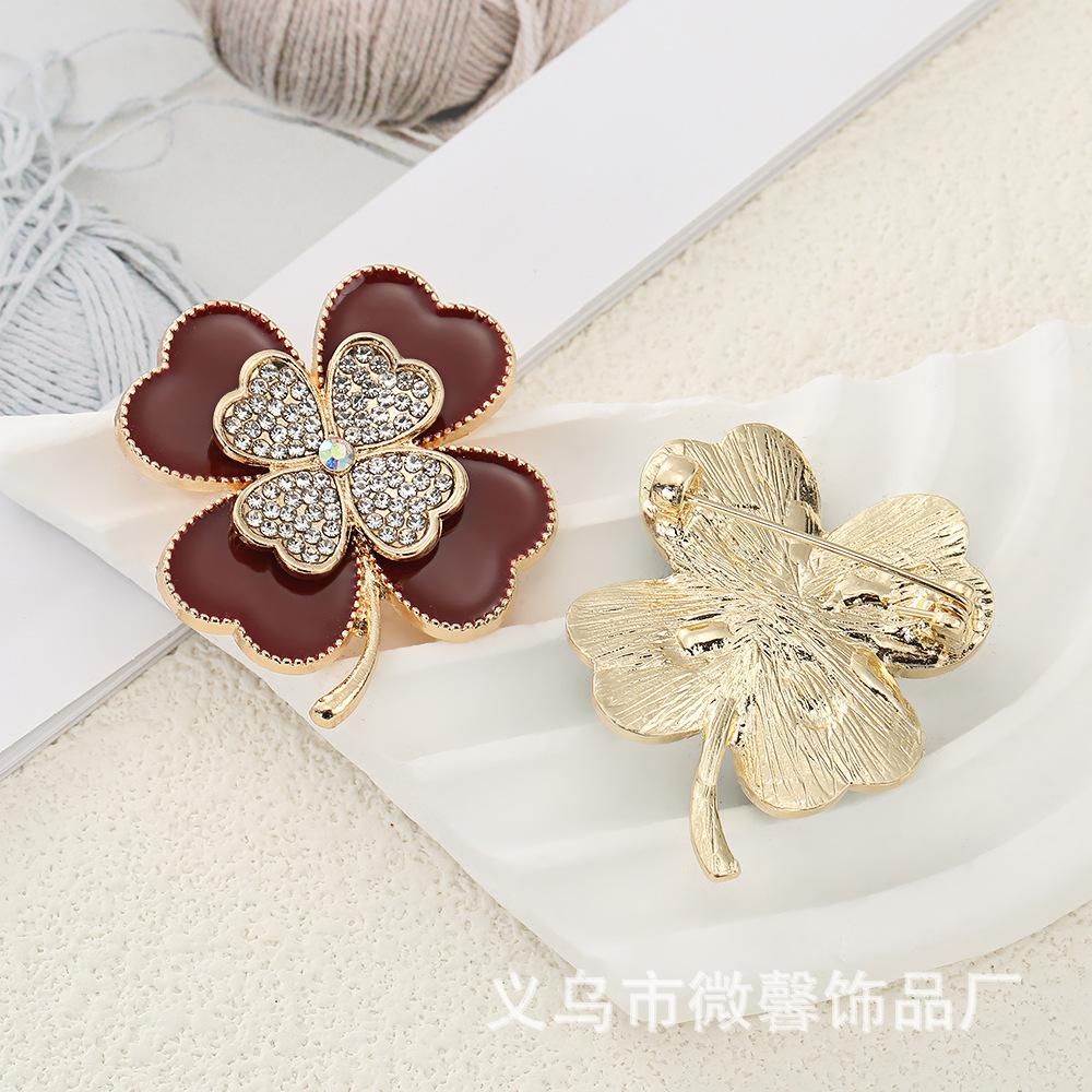 Four-leaf clover plant flower brooch female brooch ins trendy personality temperament anti-light pin with jewelry