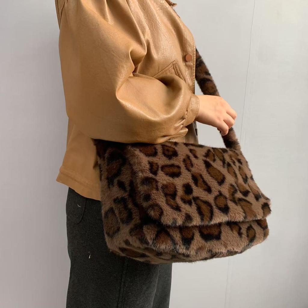 New Leopard Print Plush Messenger Bag Women'S Korean Version Fashion Imitation Fur Large Capacity Shoulder Bag Flip Trend