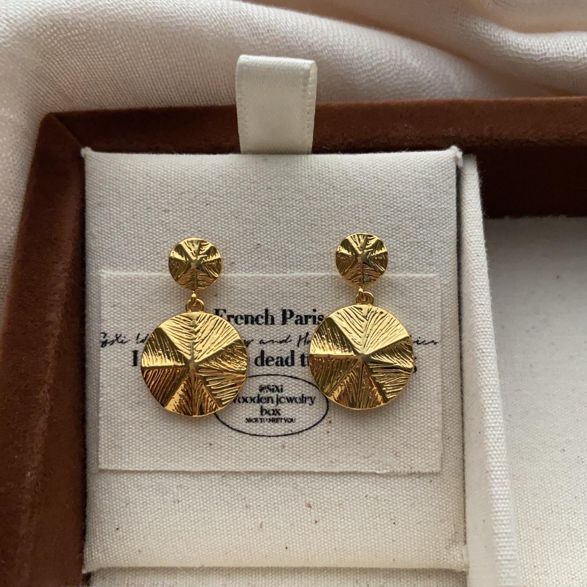 Customized round texture stud earrings, fashionable and advanced sense, retro light luxury, exquisite artistic atmosphere, three-dimensional sense