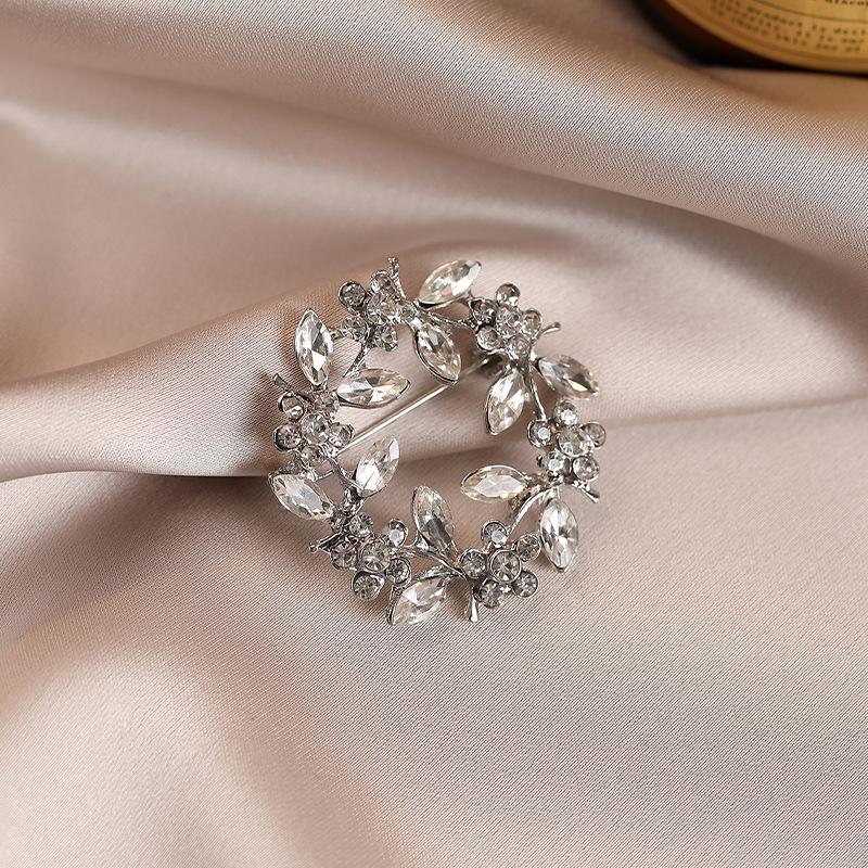 A Light Luxury and High-end Crystal Wreath Brooch, A Fashionable Pin, and An Elegant and Refined Brooch