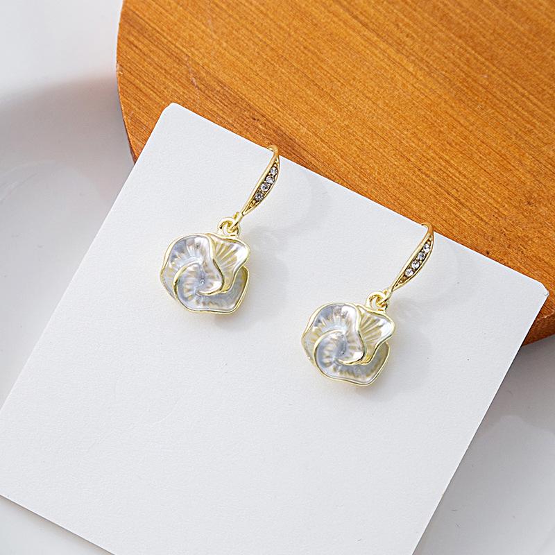 

Элегантные серьги с французской камелией: Роскошная подвеска-цветок с микропаве