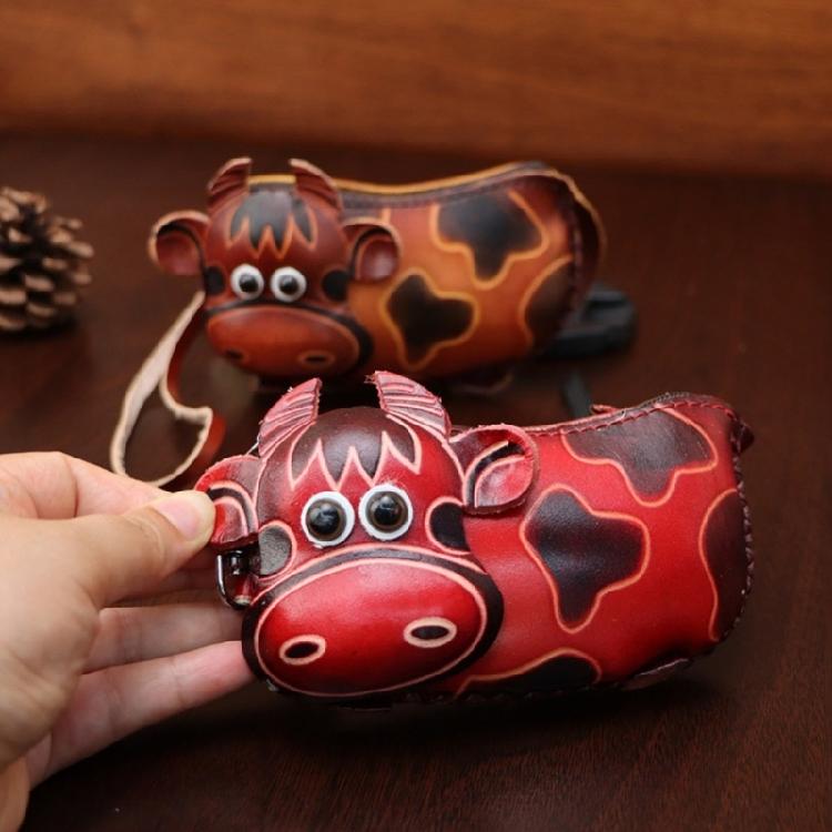 Praktische zweifarbige Leder Schlüsselanhänger Tasche Zubehör Gestaltet Mit Cartoon Rinderfigur Und Kratzfester Auskleidung