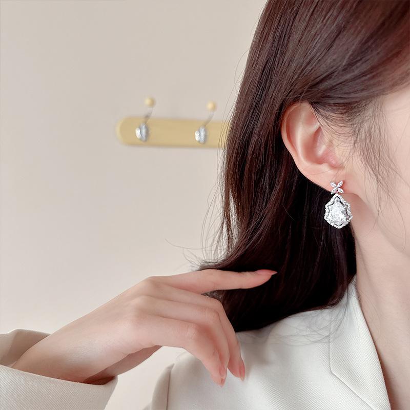 Women's Light Luxury Design Elegant Water Droplet Inlaid Zircon Earrings Fashionable And Versatile Niche Design Earrings