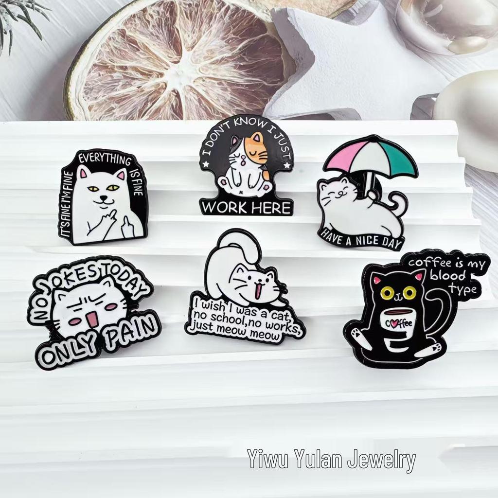 Broche Métallique en Forme de Chat avec Finition Peinte - Insigne Créatif Lettre Anglaise pour Sac à Dos ou Veste