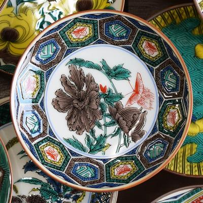 Washa no Kura Teller, stilvolles Kutani Ware Meisterwerk, Bohnenteller, altes Kutani Farbgemälde, Schildkrötenpanzer, Pfingstrose, Schmetterlingsmuster, kleiner Teller zum Servieren