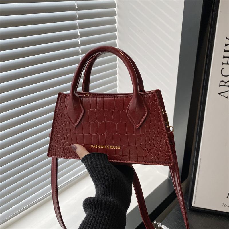 Summer new models are popular today, shoulder messenger bags, small square bags, simple and fashionable texture, commuter handbags for women
