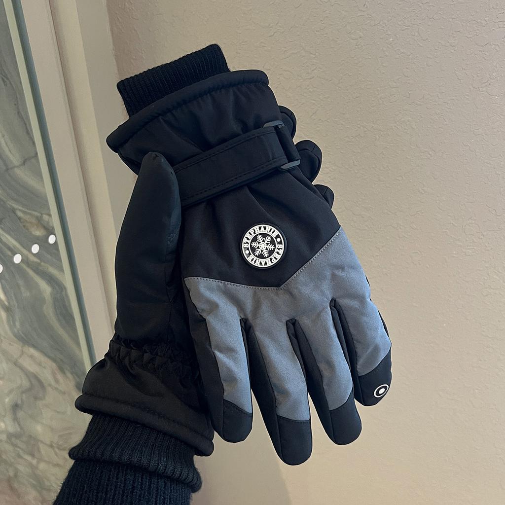 Ski gloves are warm, velvet, thickened and cold-proof, and the explosion can be five-finger couples.