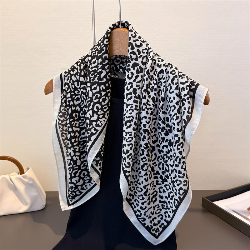 New retro small square scarf -blocked cashew silk scarf imitation neckerchief sun protection decoration for women