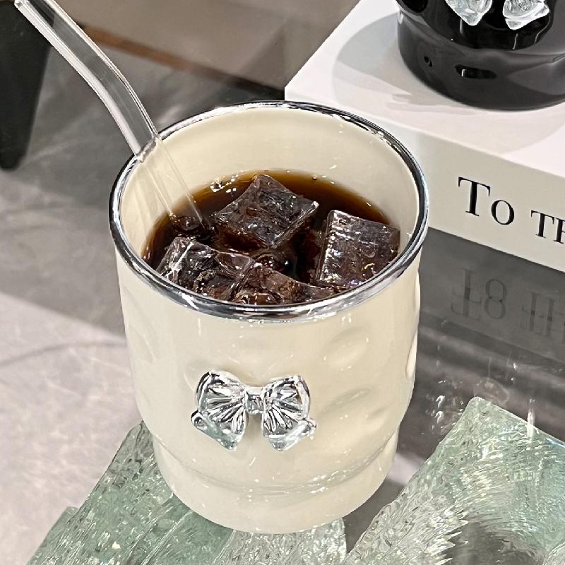 Bogen Keramik Strohhalmbecher Keramik Käseförmige Kaffeetassen Trinkbecher Strohhalmkessel Valentinstagsgeschenk Schwarz-Weiß Tassen