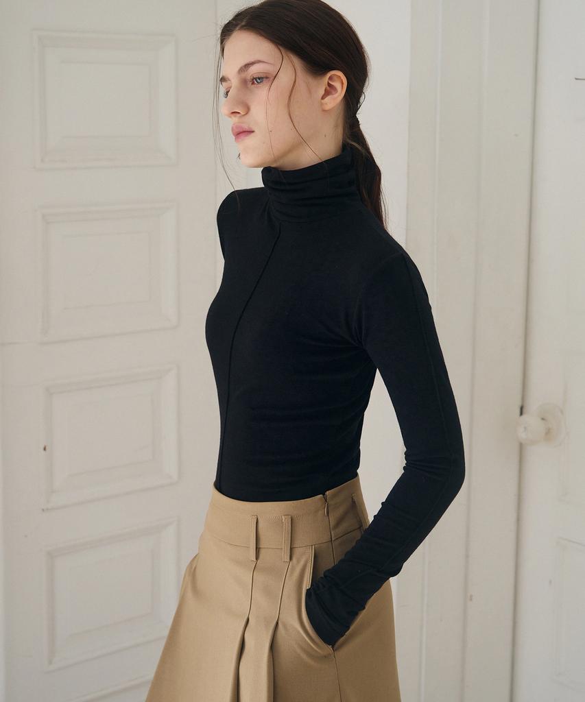 Deuloupisumeon Pintuck Turtleneck Long Sleeve Top [Ivory]