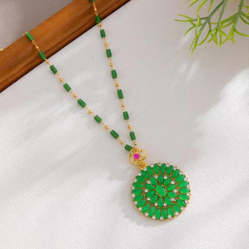 

Luxury Green Imitation Jade Sunflower Necklace for Women – Elegant Apple Green Clavicle Pendant Design