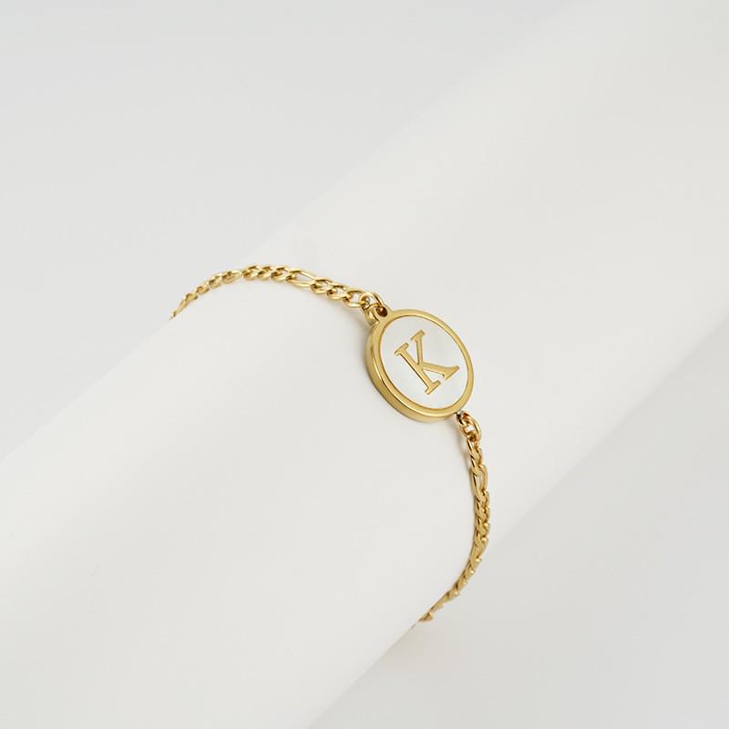 Pulsera Redonda de Acero Inoxidable 18K Europea con Letra para Mujer - Joyería de Mano Moderna y Elegante