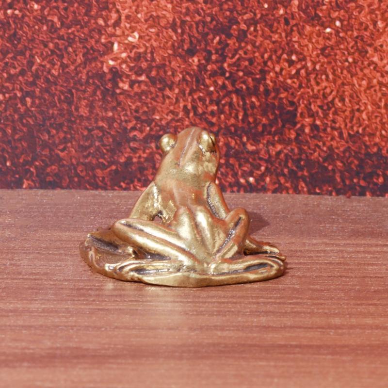 1Pcs Mini Lotus Leaf Frog Figurines Sleeping Position Frog Brass Ornament Copper Animal Tea Pet Home Decorations Antique Crafts