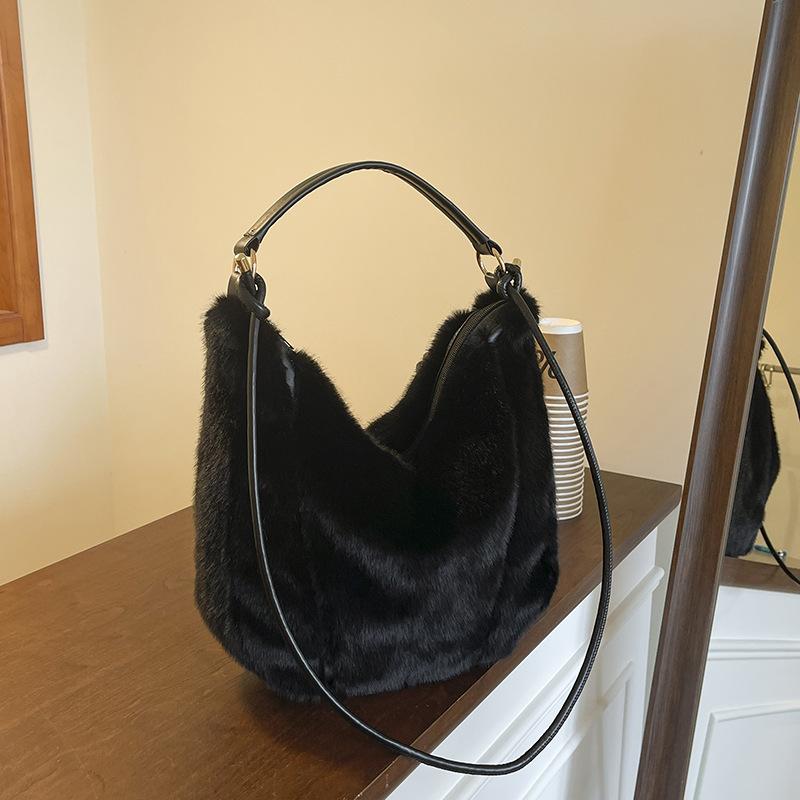 New plush bucket tote bag women's 2025 fashion foreign high-end shoulder bag niche trend casual women's bag