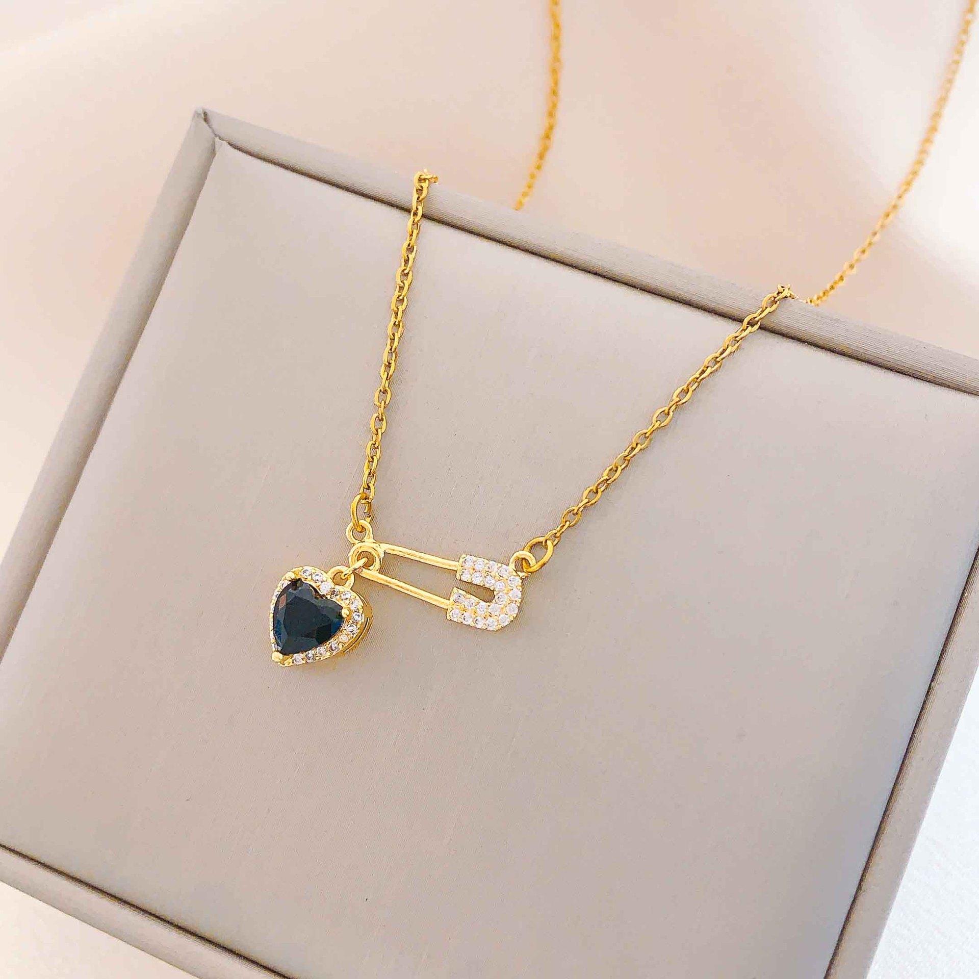

Heart-Shaped Brooch Necklace For Women, Fashionable Jewelry, Birthday Gift, Gift For Sisters, Suitable For Everyday Wear.