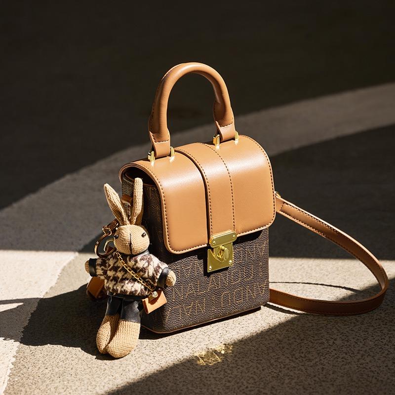 

Женская летняя сумка-мессенджер для мобильного телефона (14*6,5*17,5см) 612410069 темно-коричневого