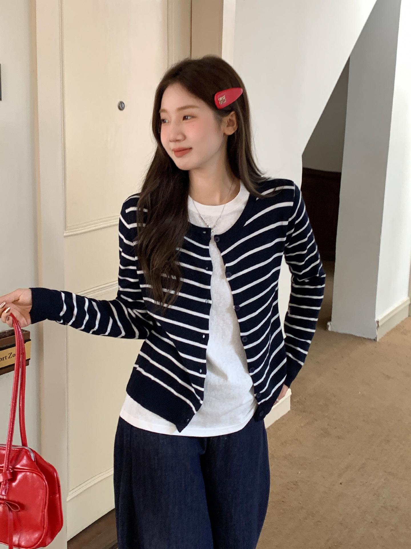 

Korean contrasting striped women s knitted cardigan jacket autumn long-sleeved loose design bottoming shirt top One size fits all