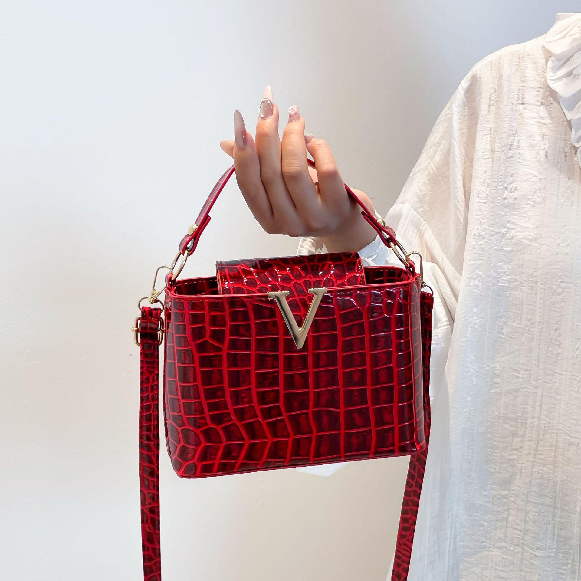 

2025 summer new fashion foreign crocodile pattern V-shaped handbag bag women s messenger shoulder bag