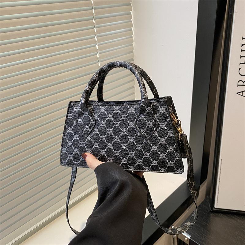 Retro Fashion Trend Handbag Summer Commute Premium Texture Shoulder Messenger Bag Casual Small Square Bag Women