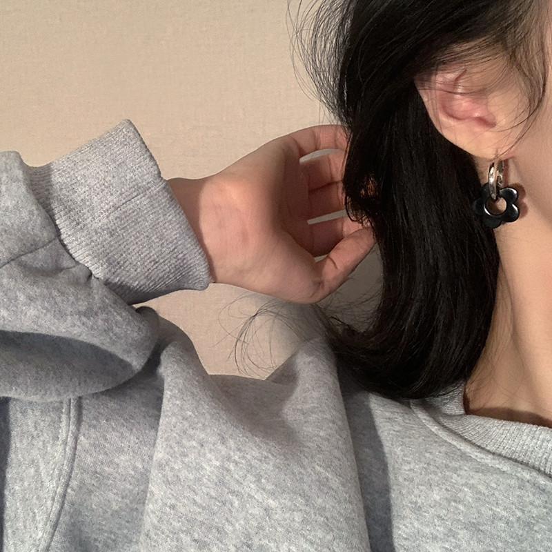 Korean Retro Cute Black Resin Flower Sweet Cool Flower Contrasting Color Circle Earrings Metal Cold Wind Design Sense