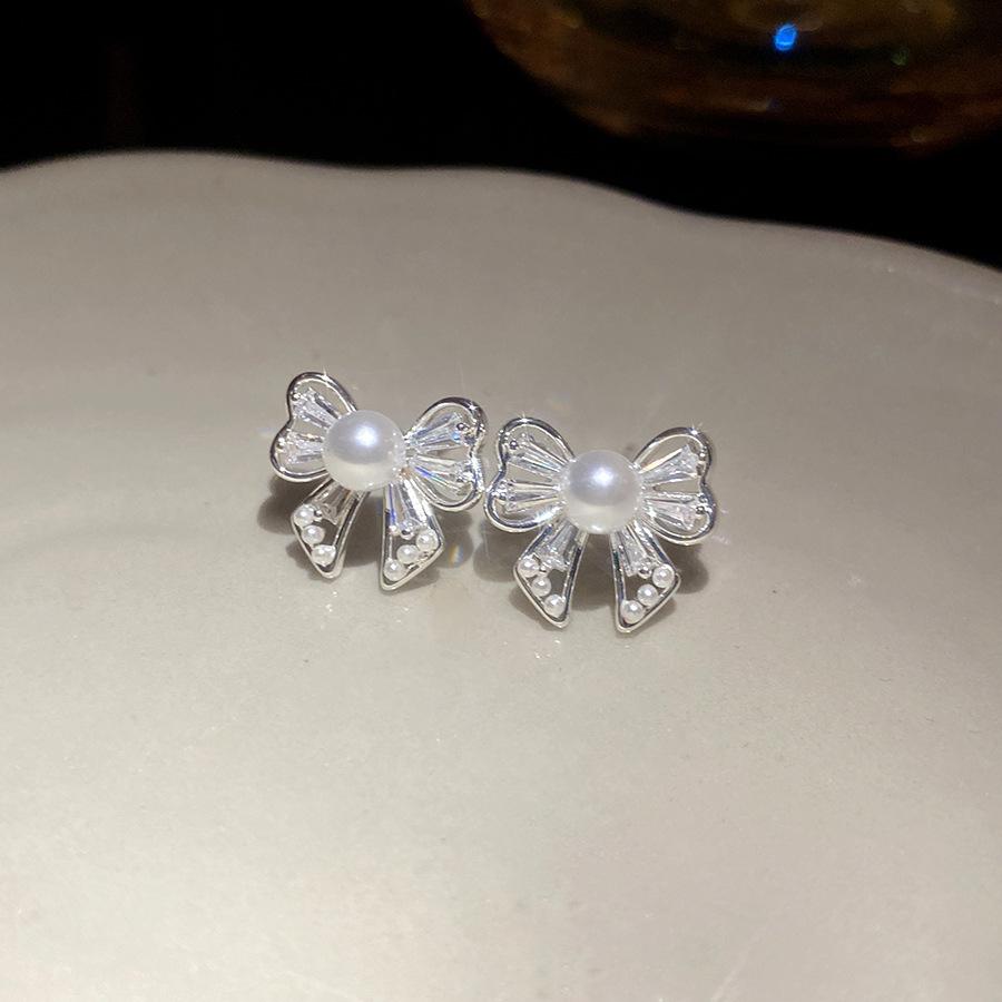 

Silver needle zircon bow pearl stud earrings retro personality fashion temperament earrings light luxury high-end earrings