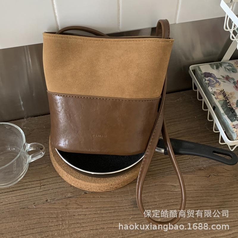 Crossbody bag women's bag 2025 new autumn and winter retro fashion shoulder bag high sense super fire exquisite crossbody bucket bag