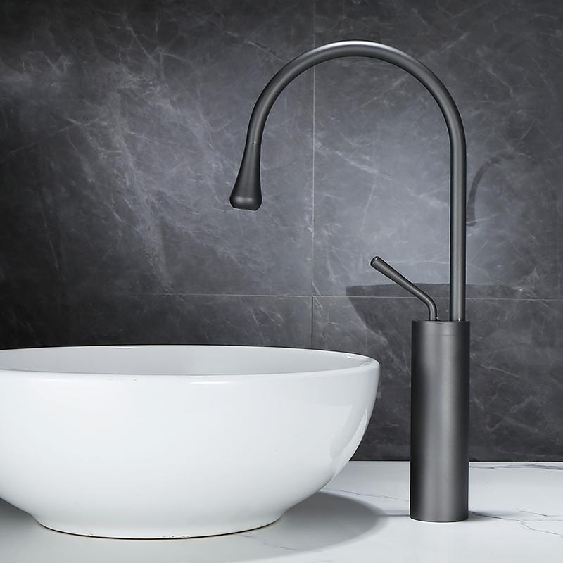 Tuqiu Brúsená zlatá kúpeľňová batéria  Umyvadlová batéria Teplá studená Čierna drezová batéria Mosadzná batéria   Kuchynská batéria Otočný drezový vodovodný kohútik