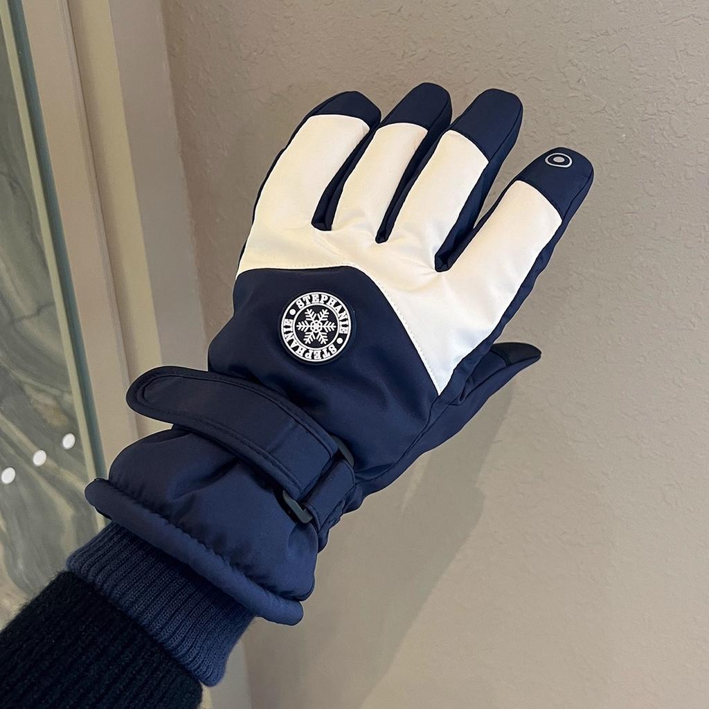 Ski gloves are warm, velvet, thickened and cold-proof, and the explosion can be five-finger couples.