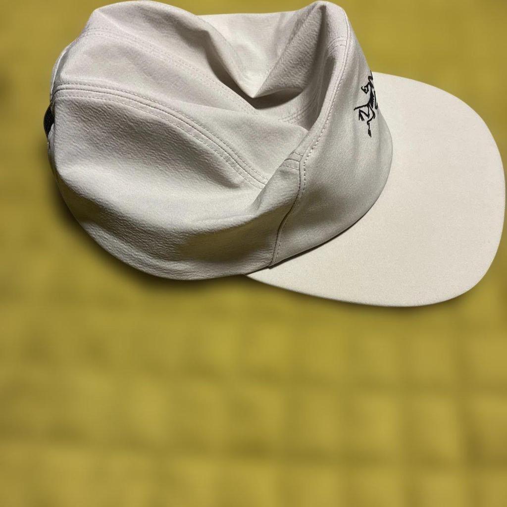 Used White Arc'teryx logo cap