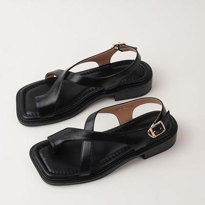 Sandalias de moda de cuero suave con puntera cubierta para mujer 2025 verano nuevo tacón plano zapatos de playa hebilla de cinturón zapatos romanos zapatos de puesto de arena