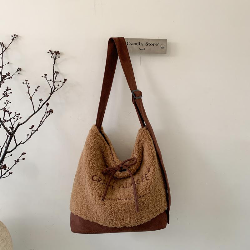 

Fashionable Tote Bag with Contrasting Letter Colors, Single-shoulder Bag and Large-capacity Crossbody Bag коричневий/кавовий