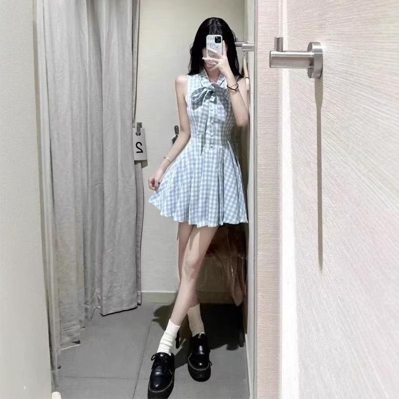 Blue sleeveless neck plaid dress women's summer new small French sweet pleated short skirt