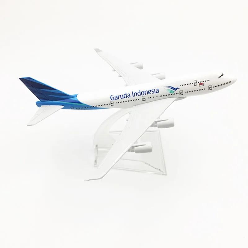 

B737 1/400 Scale Metal Alloy 16cm Aircraft Garuda Indonesia Airlines Airplane Souvenirs Plane With Base Collection Desk Decor