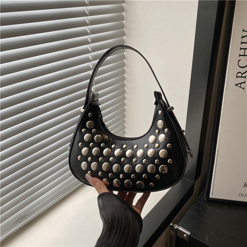 

Европа, Америка, просто и модно, новые сумки под мышкой летом 2025 года, персонализированные трендовые и крутые заклепки в горошек, портативные сумки-ведра, женские чёрный