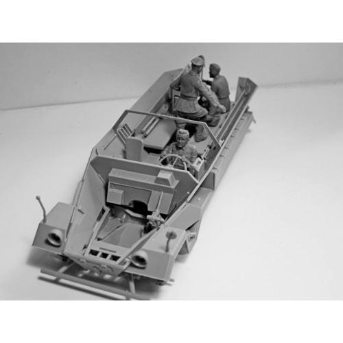 ICM 1/35 German Army Sd.Kfz.251/6 Ausf.A Armored Command Vehicle with Crew Plastic Model 35104