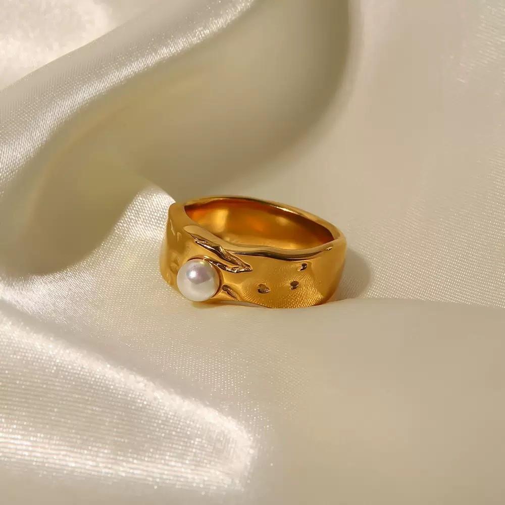 Fashionable and Simple Zircon Inlaid Retro High-end Texture Ring