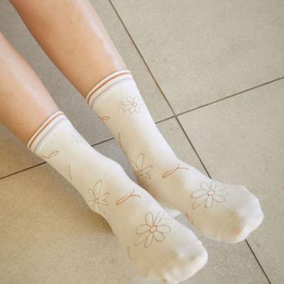 NMOO.OU S38_CALZINI FIORI SVOLAZZANTI_beige