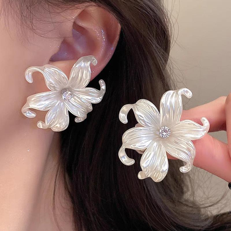 Blooming White Flower Big Stud Earrings for Women Shiny Rhinestones Acrylic Curled Petals Earrings Wedding Party Trendy Jewelry