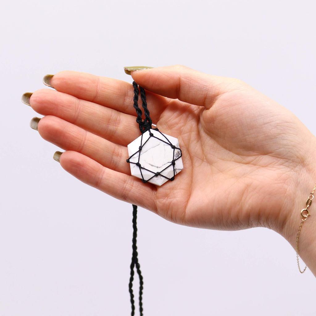 Collana con Ciondolo Esagonale in Howlite Bianca con Cordino Regolabile