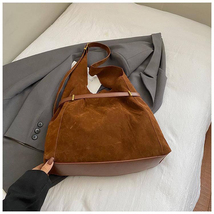 

Niche large-capacity tote bag 2025 autumn new foreign style fashionable simple shoulder bag retro commuter backpack коричневый