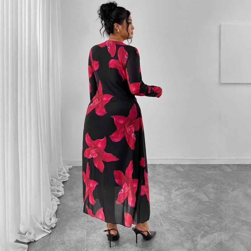 Kleid mit Blumendruck, Ein hochwertiges Sommerkleid mit geraffter Taille und schlankmachendem Effekt, Ein langes Kleid mit französischem V-Ausschnitt