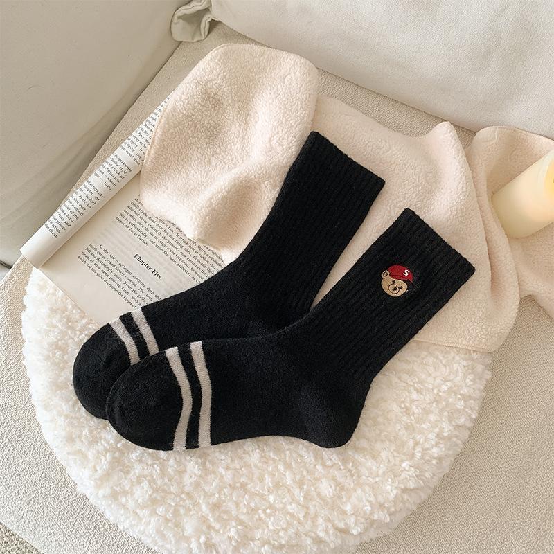 

Новые шерстяные носки с медвежонком, женские средние носки-трубы, симпатичные утолщенные термоноски с вышивкой, не скользят, шерстяные носки One Size чёрный