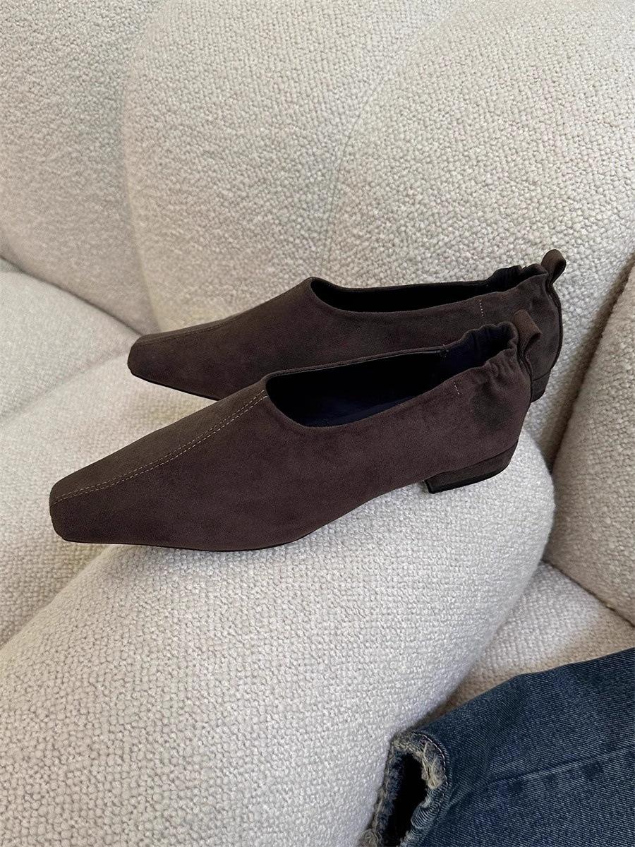 

Винтажные замшевые туфли-лодочки с квадратным носком и низким каблуком женские 2025 осень и зима новые мягкая кожа универсальные для работы туфли бабушки 40